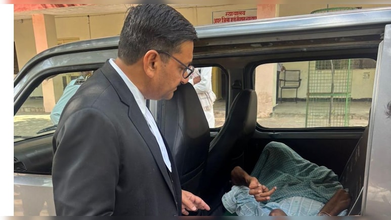 फर&zwj;ियादी के पास कुर्सी छोड़कर खुद पहुंचे जज, पहली मंज&zwj;िल से नीचे आकर 'भगवान' को सौंपा हक&nbsp;