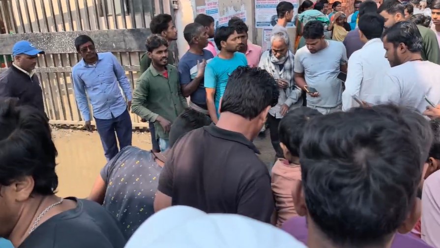 पार्किंग विवाद में सत्तू वाले ने काट दी पिकअप चालक की गर्दन, भीड़ ने हत्यारे को ऑन द स्पॉट दी मौत