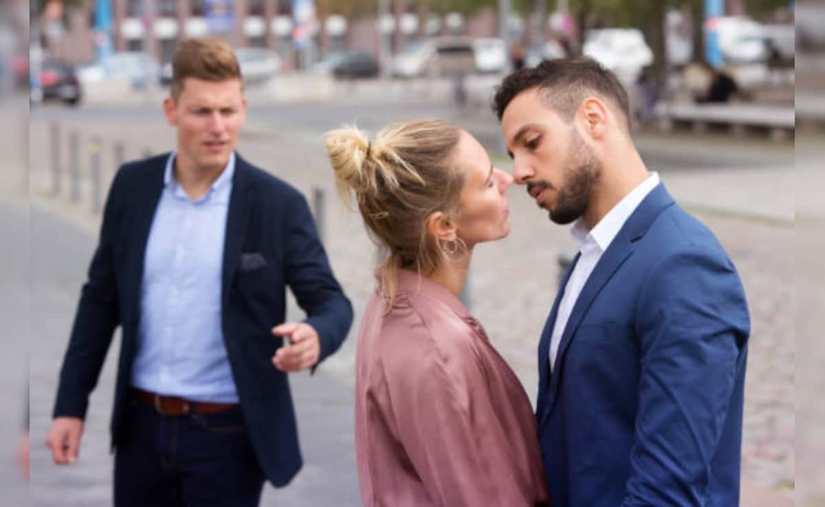 पटना का 'जेम्स बॉन्ड' पति! भिड़ाया ऐसा फिल्मी दिमाग...रंगे हाथों पकड़ी गई बेवफा बीवी, चप्पल में लगाया था ट्रैकर