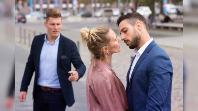 पटना का 'जेम्स बॉन्ड' पति! भिड़ाया ऐसा फिल्मी दिमाग...रंगे हाथों पकड़ी गई बेवफा बीवी, चप्पल में लगाया था ट्रैकर