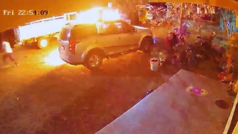 Ahilyanagar News : पहाटे 5 ची वेळ; माजी सरपंचांची कार धडाधड पेटली, अहिल्यानगरमध्ये नेमकं काय घडतंय?