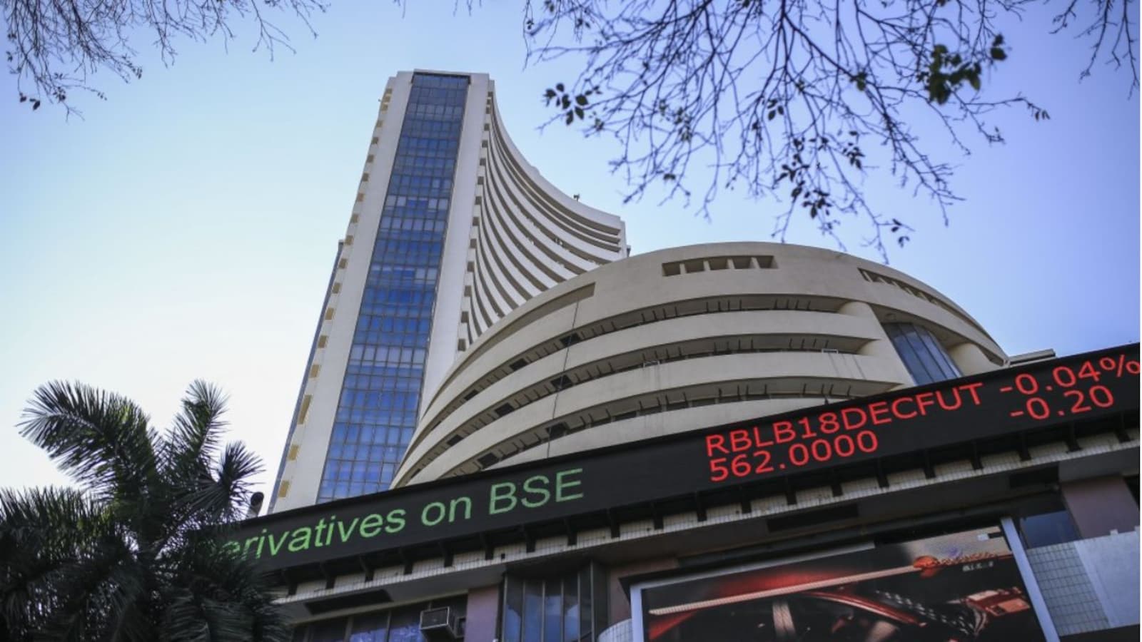 Stock Market Today: शेयर बाजार की सुस्त शुरुआत,सेंसेक्स 180 अंक उछला, निफ्टी 23,700 के पार