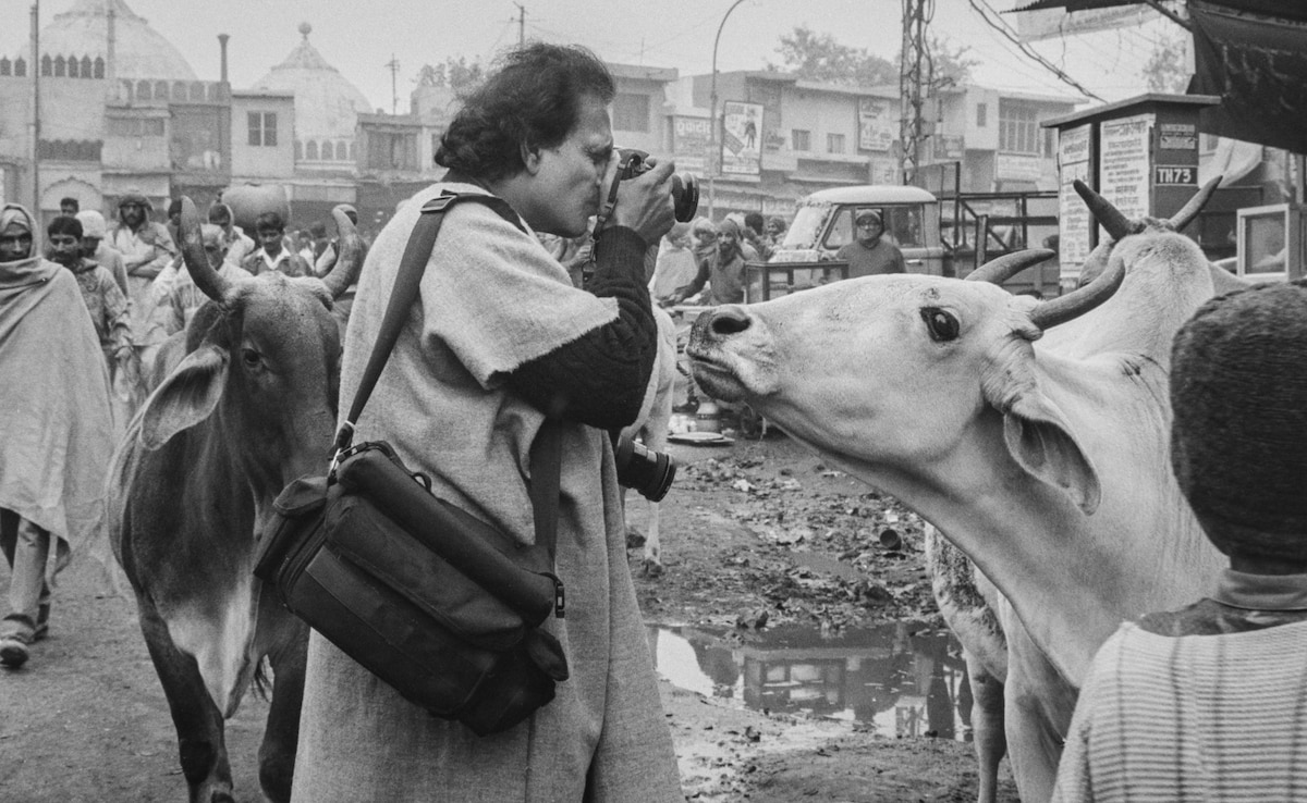 Photo Credit: Raghu Rai while taking photographs near the Fatehpuri Mosque in Old Delhi on January 11, 1992