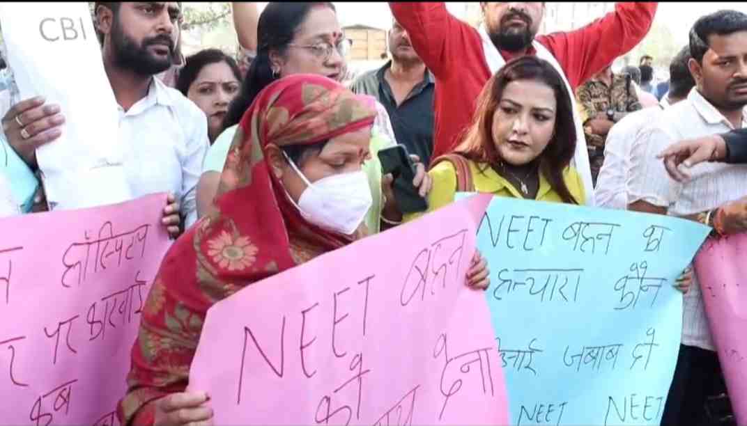 3 महीने बाद भी पटना की नीट छात्रा को नहीं मिला इंसाफ, फिर सड़कों पर उतरे परिजन