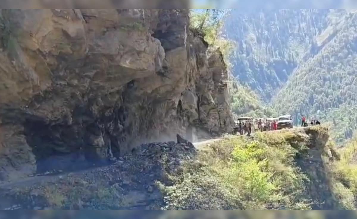 हिमाचल के चंबा में भयानक लैंडस्लाइड, चंद सेकंड में दरक गई पहाड़ी; बघेईगढ़- चांजू सड़क बंद