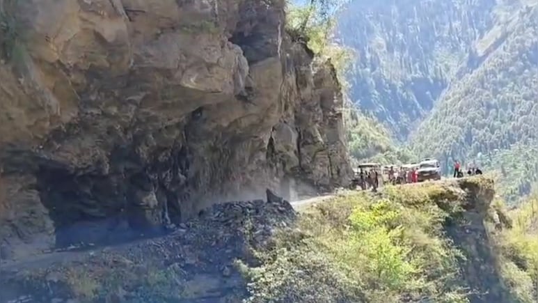 हिमाचल के चंबा में भयानक लैंडस्लाइड, चंद सेकंड में दरक गई पहाड़ी; बघेईगढ़- चांजू सड़क बंद