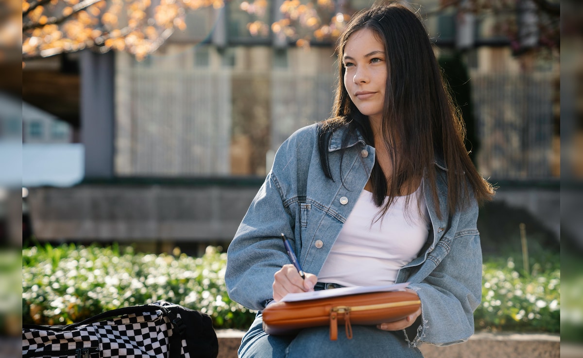 12वीं के बाद क्या करें? साइंस, कॉमर्स और आर्ट्स छात्रों के लिए करियर ऑप्शंस