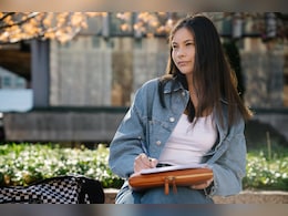 12वीं के बाद क्या करें? साइंस, कॉमर्स और आर्ट्स छात्रों के लिए करियर ऑप्शंस