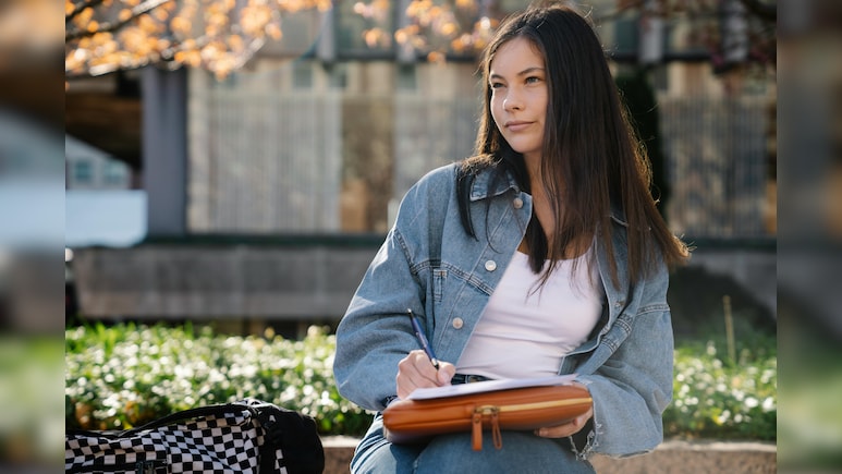 12वीं के बाद क्या करें? साइंस, कॉमर्स और आर्ट्स छात्रों के लिए करियर ऑप्शंस