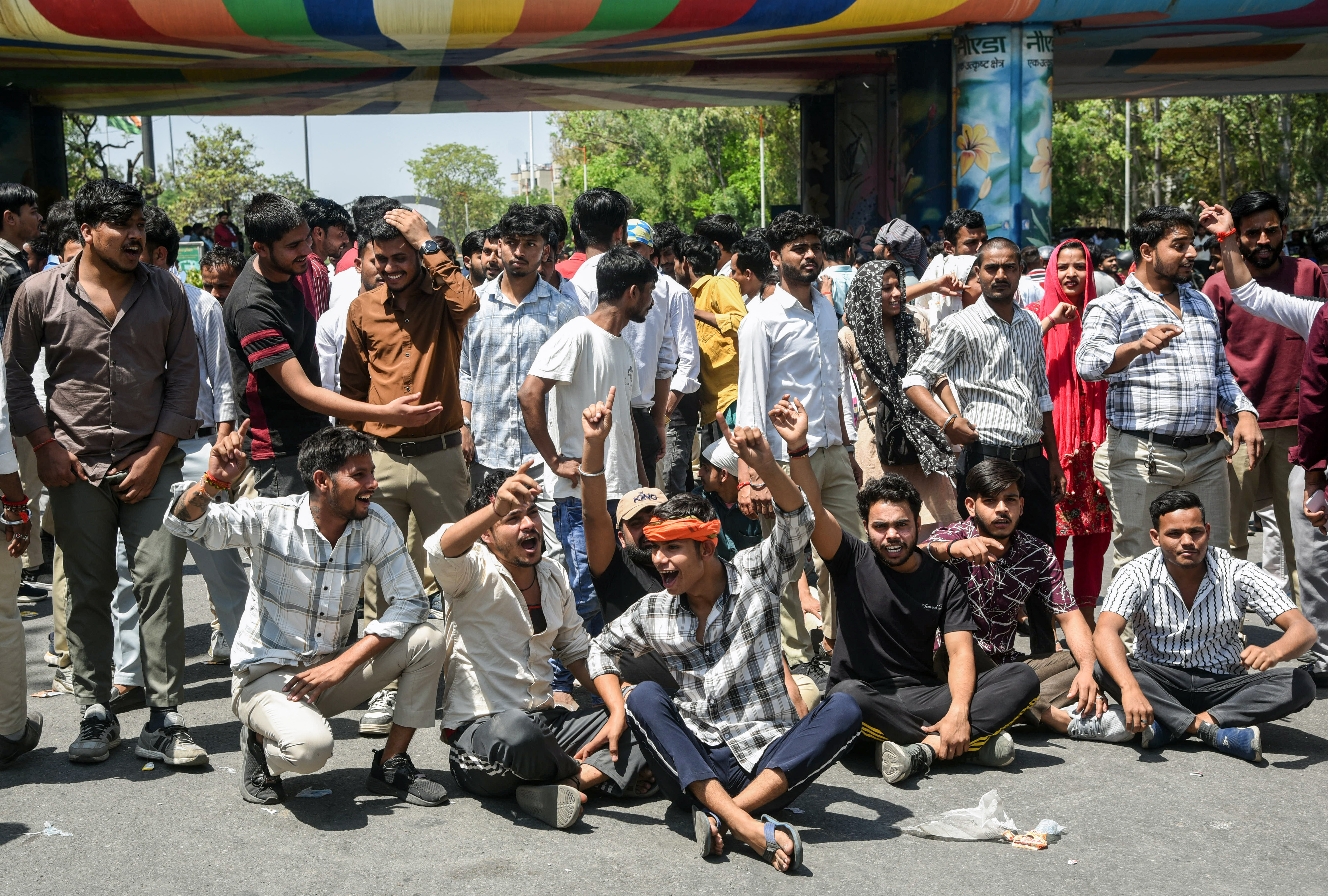 प्रदर्शन का असर : नोएडा और गाजियाबाद के लिए नई मजदूरी दरें जारी, जानें अब कितनी मिलेगी सैलरी