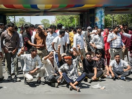 प्रदर्शन का असर : नोएडा और गाजियाबाद के लिए नई मजदूरी दरें जारी, जानें अब कितनी मिलेगी सैलरी