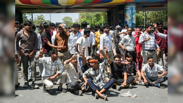 प्रदर्शन का असर : नोएडा और गाजियाबाद के लिए नई मजदूरी दरें जारी, जानें अब कितनी मिलेगी सैलरी