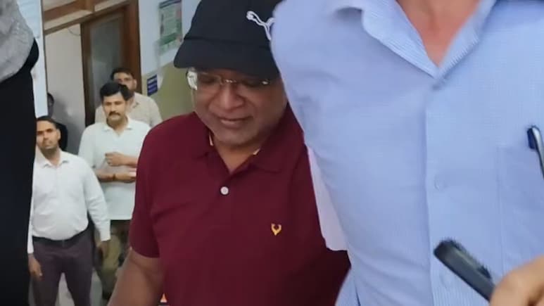 लंबे समय तक फरारी काटने के बाद सुबोध अग्रवाल कोर्ट में पेश, सवालों का जवाब देने से रिटायर्ड IAS का इनकार