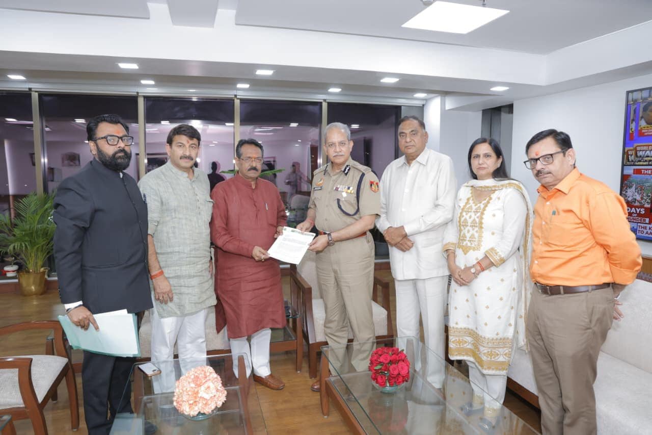 खरगे के बयान पर दिल्ली BJP का एक्शन, पुलिस आयुक्त से मिलकर सौंपी शिकायत