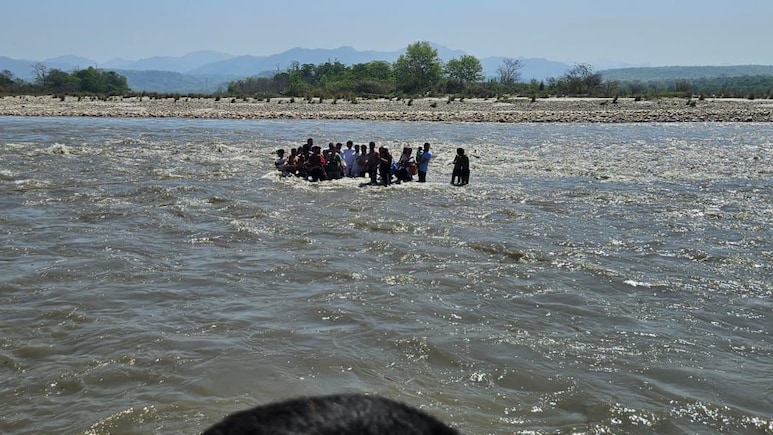 Haridwar में बड़ा हादसा टला: सप्तऋषि क्षेत्र में अचानक गंगा का जलस्तर बढ़ने से 21 श्रद्धालु फंसे, सफल रेस्क्यू