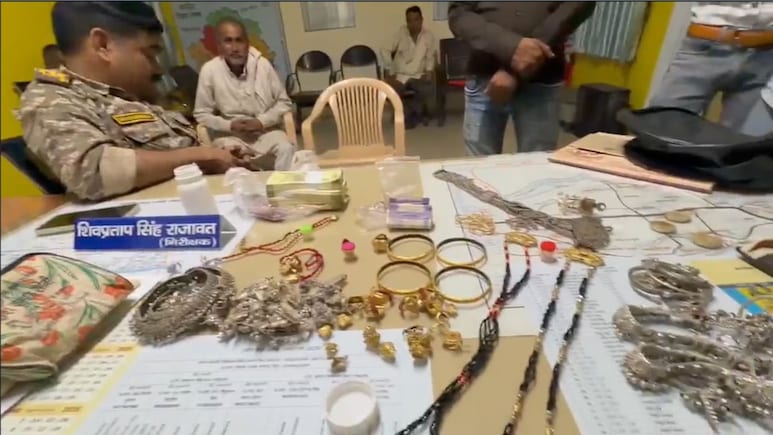 Fake Robbery: पहले दीवार में लगाई सेंध, फिर अलमारी से गहनों को गायब किया... सोने के जेवर के लिए बहू ने रची डकैती की झूठी कहानी