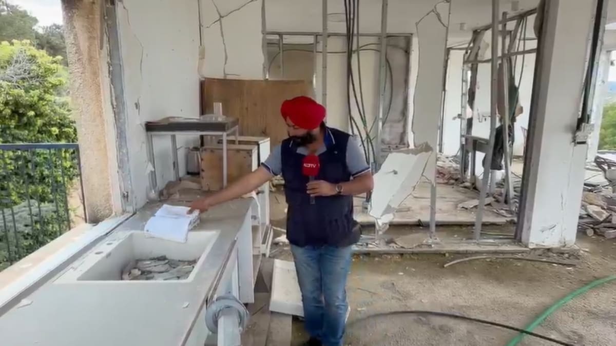 बच्चों की खुली किताबें हैं लेकिन घर में बच्चे नहीं हैं, पूरा घर वीरान पड़ा है.