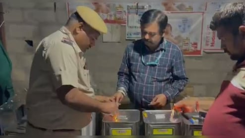 नकली घी फैक्&zwj;ट्री पर छापा, सरस का स्&zwj;ट&zwj;ीकर लगाकर कर रहे थे सप्&zwj;लाई; पाम ऑयल भी बरामद&nbsp;