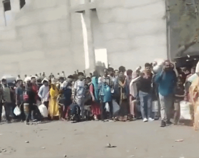 16 घंटों तक लाइन में, छठ-होली जैसा हाल... सूरत से बिहार-UP लौट रहे लोगों की परेशानी, VIDEO