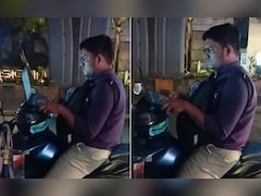 रोमांस नहीं, फाइनेंस चल रहा है...  बाइक पर बैठकर रात 12 बजे लैपटॉप पर काम करता दिखा शख्स, वायरल हो रहा Video