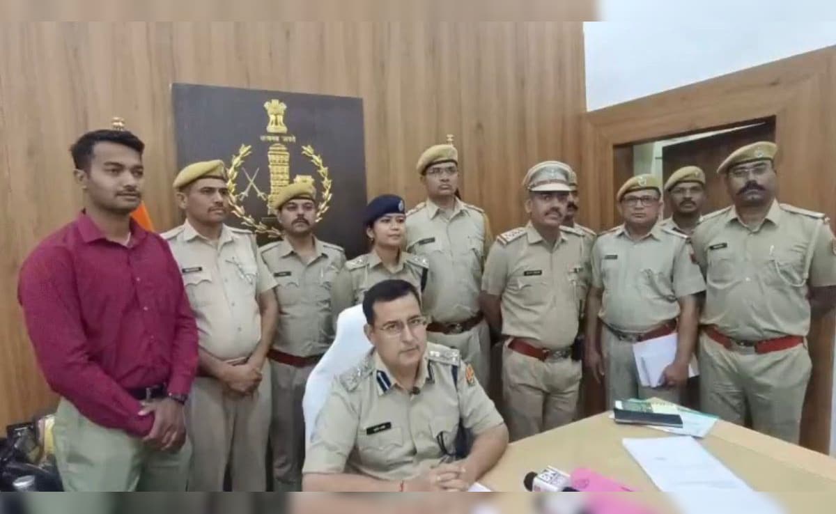 मामले पर पीसी करती हुई पुलिस