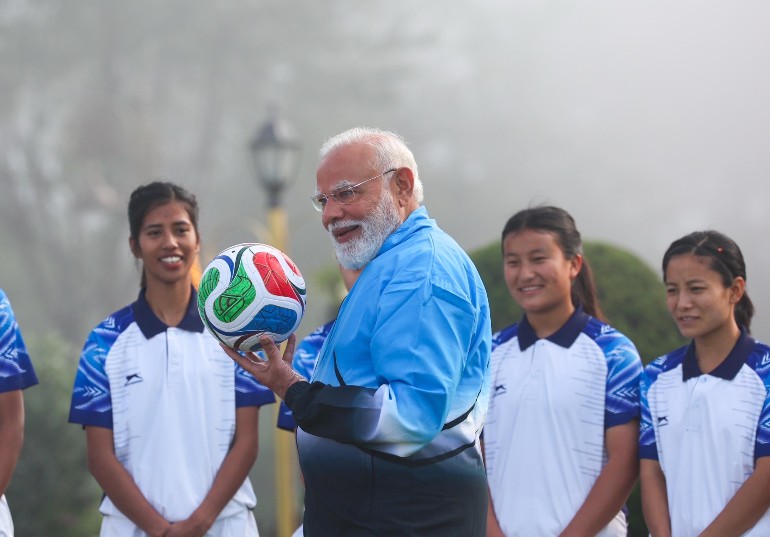 गंगटोक में युवाओं के साथ फुटबॉल खेलते दिखे PM मोदी, तस्वीरें देखें