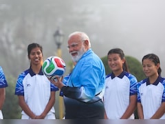 गंगटोक में युवाओं के साथ फुटबॉल खेलते दिखे PM मोदी, तस्वीरें देखें