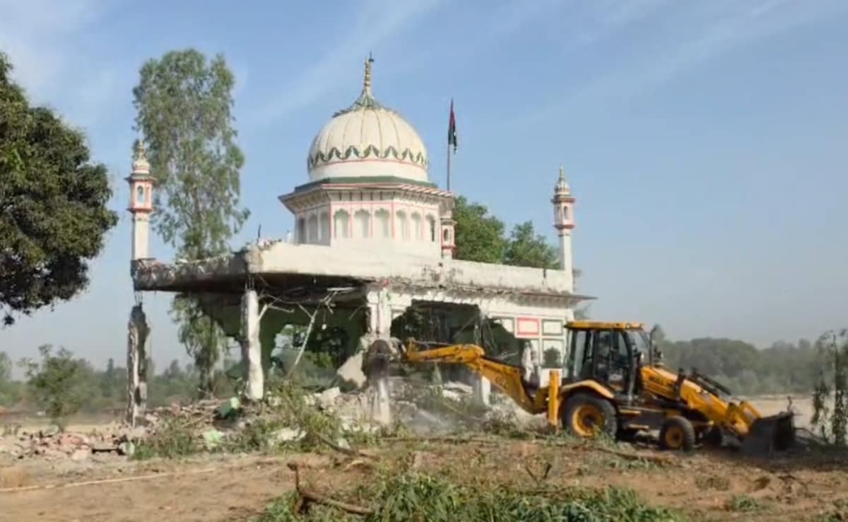 देवभूमि हरिद्वार में मजार पर चला पीला पंजा, सरकारी जमीन पर बना था, खादिम ने नोटिस का नहीं दिया जवाब  