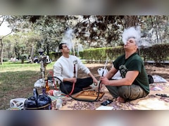 ट्रंप की धमकी को धुएं में उड़ा रहे ईरान के लोग, युद्ध के बीच तेहरान के पार्क में हुक्का पार्टी