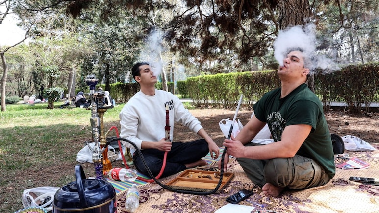 ट्रंप की धमकी को धुएं में उड़ा रहे ईरान के लोग, युद्ध के बीच तेहरान के पार्क में हुक्का पार्टी-Photos