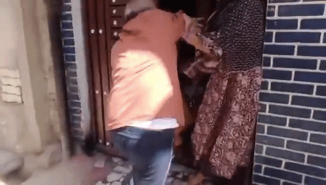 VIDEO: ससुर ने बहू को बेरहमी से पीटा, कपड़े फाड़े; महिला ने रोते हुए लगाई गुहार- प्लीज मुझे बचा लो