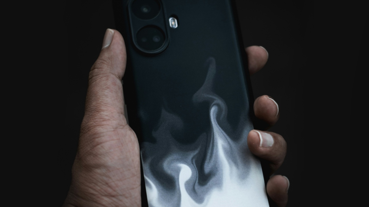 चिलचिलाती गर्मी में फोन को कैसे रखें ठंडा? ये 8 टिप्स काम आएंगे