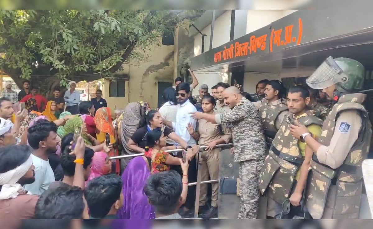 थाने से गायब आरोपी खेत में बंधा मिला; MP पुलिस पर गंभीर आरोप, भिंड की सड़क पर उतरे परिजन व भीम आर्मी