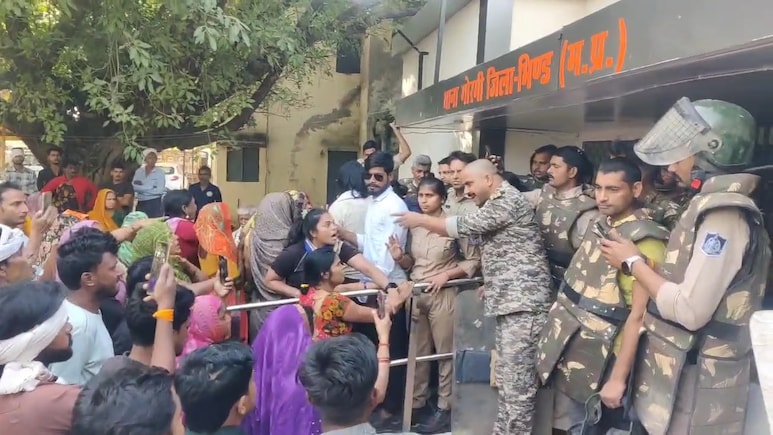 थाने से गायब आरोपी खेत में बंधा मिला; MP पुलिस पर गंभीर आरोप, भिंड की सड़क पर उतरे परिजन व भीम आर्मी
