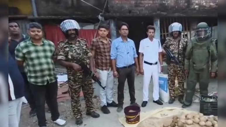 बंगाल में वोटिंग से पहले कई जिलों में चुनाव आयोग की छापेमारी, आखिर क्या है वजह?