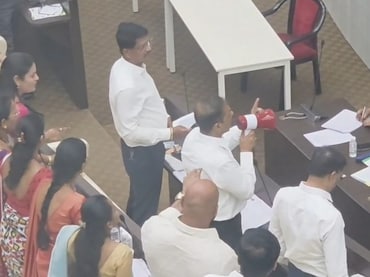 Ambernath News: माईक विरुद्ध मेगाफोन! अंबरनाथ नगरपालिकेत शिवसेना-भाजप आमनेसामने; खडाजंगीचे कारण काय?