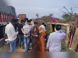 अंगूर से भरा वाहन पलटा, हाईवे पर मची &lsquo;लूट&rsquo;, हादसे के बाद लोगों में मची होड़