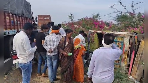 अंगूर से भरा वाहन पलटा, हाईवे पर मची &lsquo;लूट&rsquo;, हादसे के बाद लोगों में मची होड़