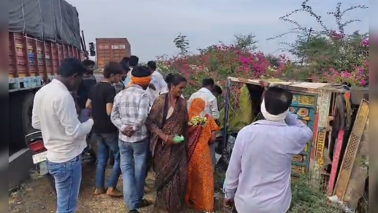 अंगूर से भरा वाहन पलटा, हाईवे पर मची &lsquo;लूट&rsquo;, हादसे के बाद लोगों में मची होड़