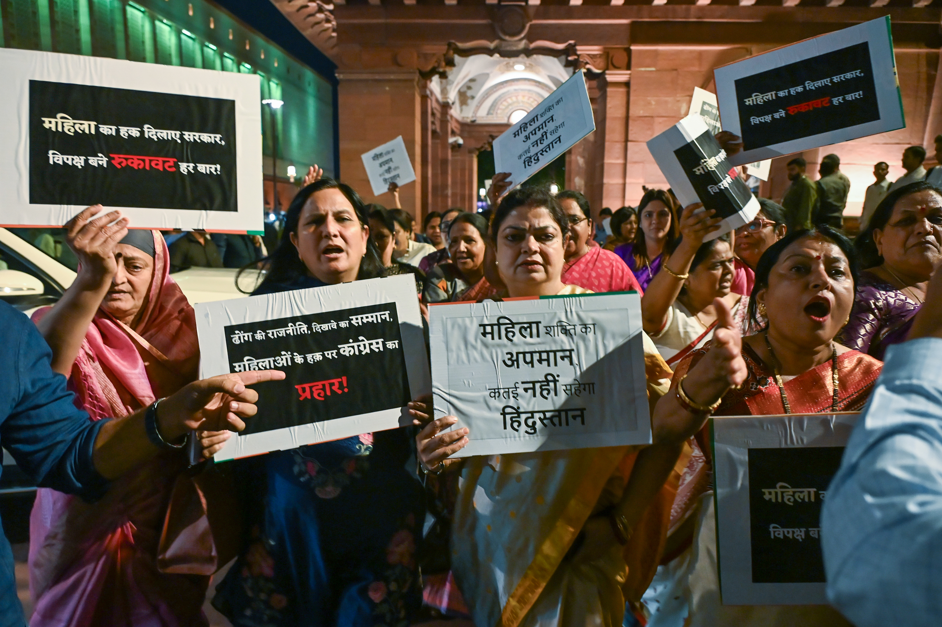 LIVE: महिला आरक्षण बिल गिरने के खिलाफ सड़क पर BJP, राहुल गांधी के घर तक विरोध मार्च के दौरान जलाया पुतला