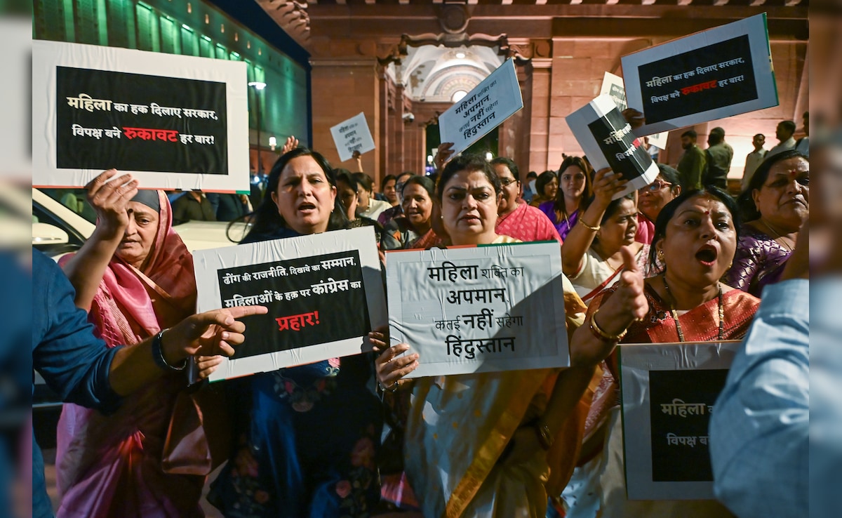 LIVE: महिला आरक्षण बिल गिरने के खिलाफ सड़क पर BJP, राहुल गांधी के घर तक विरोध मार्च के दौरान जलाया पुतला