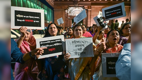 LIVE: महिला आरक्षण बिल गिरने के खिलाफ सड़क पर BJP, राहुल गांधी के घर तक विरोध मार्च के दौरान जलाया पुतला