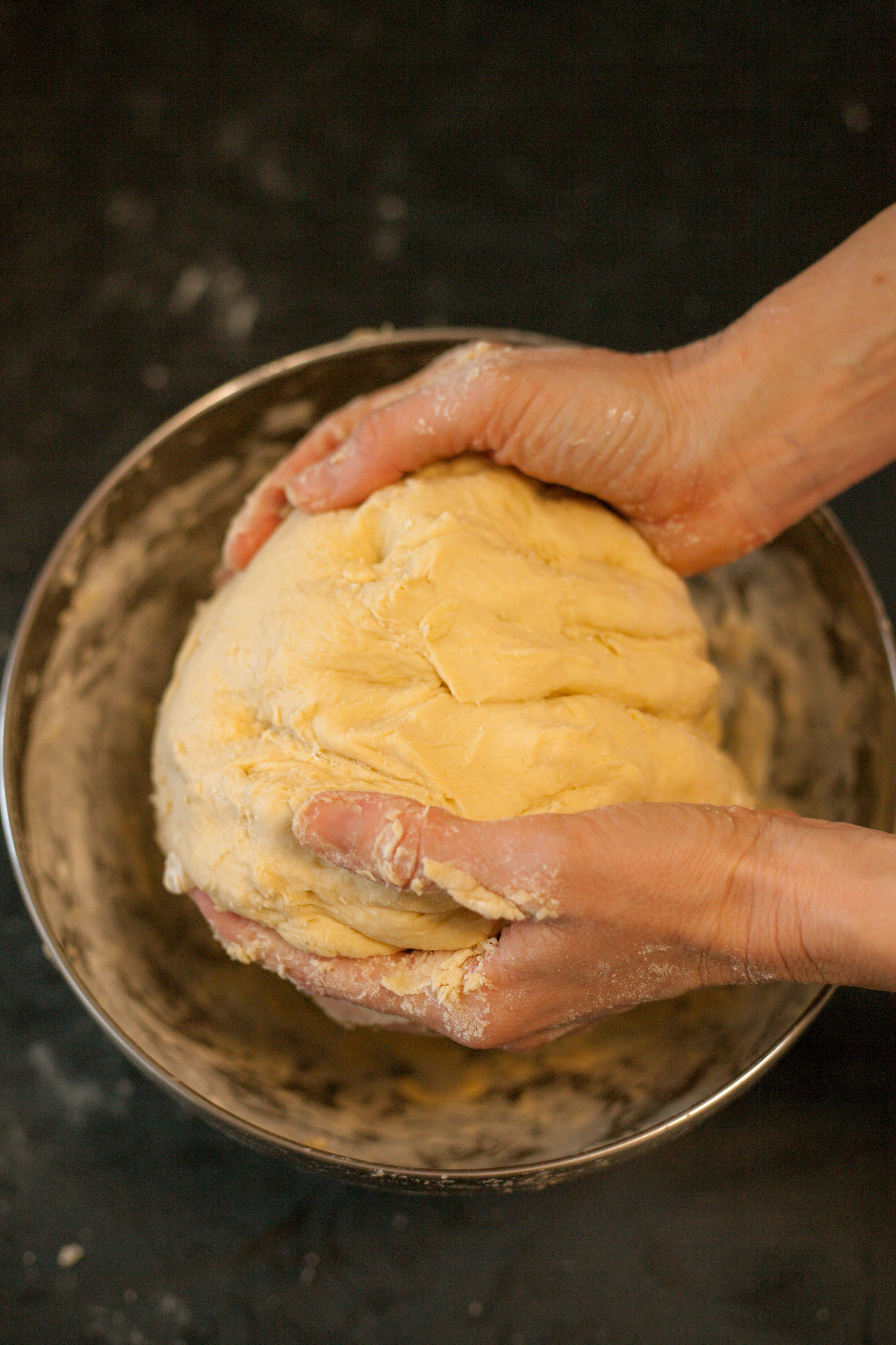 फ्रिज में रखा आटा काला क्यों पड़ता है? गूंथा हुआ आटा फ्रेश रखने के तरीके
