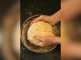 फ्रिज में रखा आटा काला क्यों पड़ जाता है? जानिए इसे लंबे समय तक फ्रेश रखने के आसान तरीके