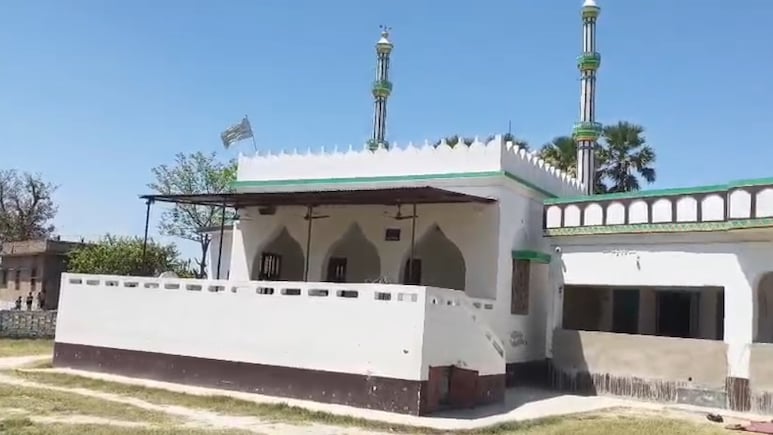 ब&zwj;िहार: मोत&zwj;िहारी पुल&zwj;िस ने मदरसा में मारा रेड, प&zwj;िस्&zwj;टल बरामद; 3 लोगों को ह&zwj;िरासत में ल&zwj;िया &nbsp;&nbsp;