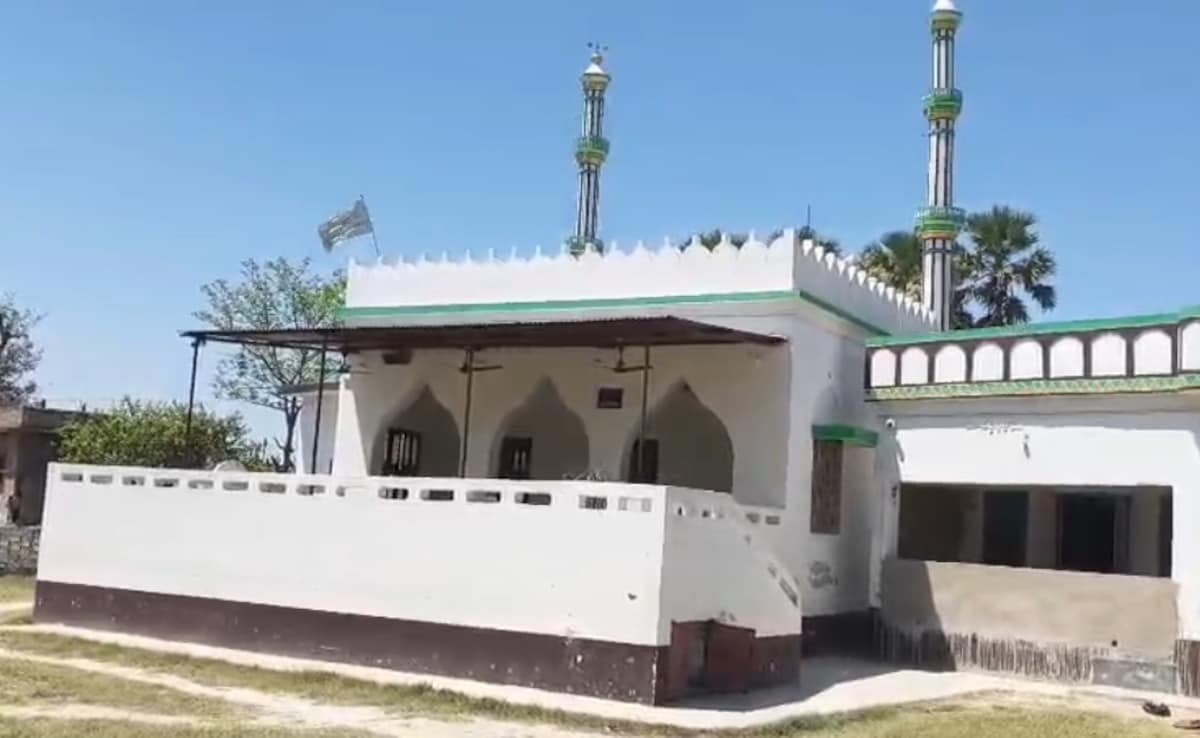 बिहार: मोतिहारी पुलिस ने मदरसा में मारा रेड, पिस्टल बरामद; 3 लोगों को हिरासत में लिया