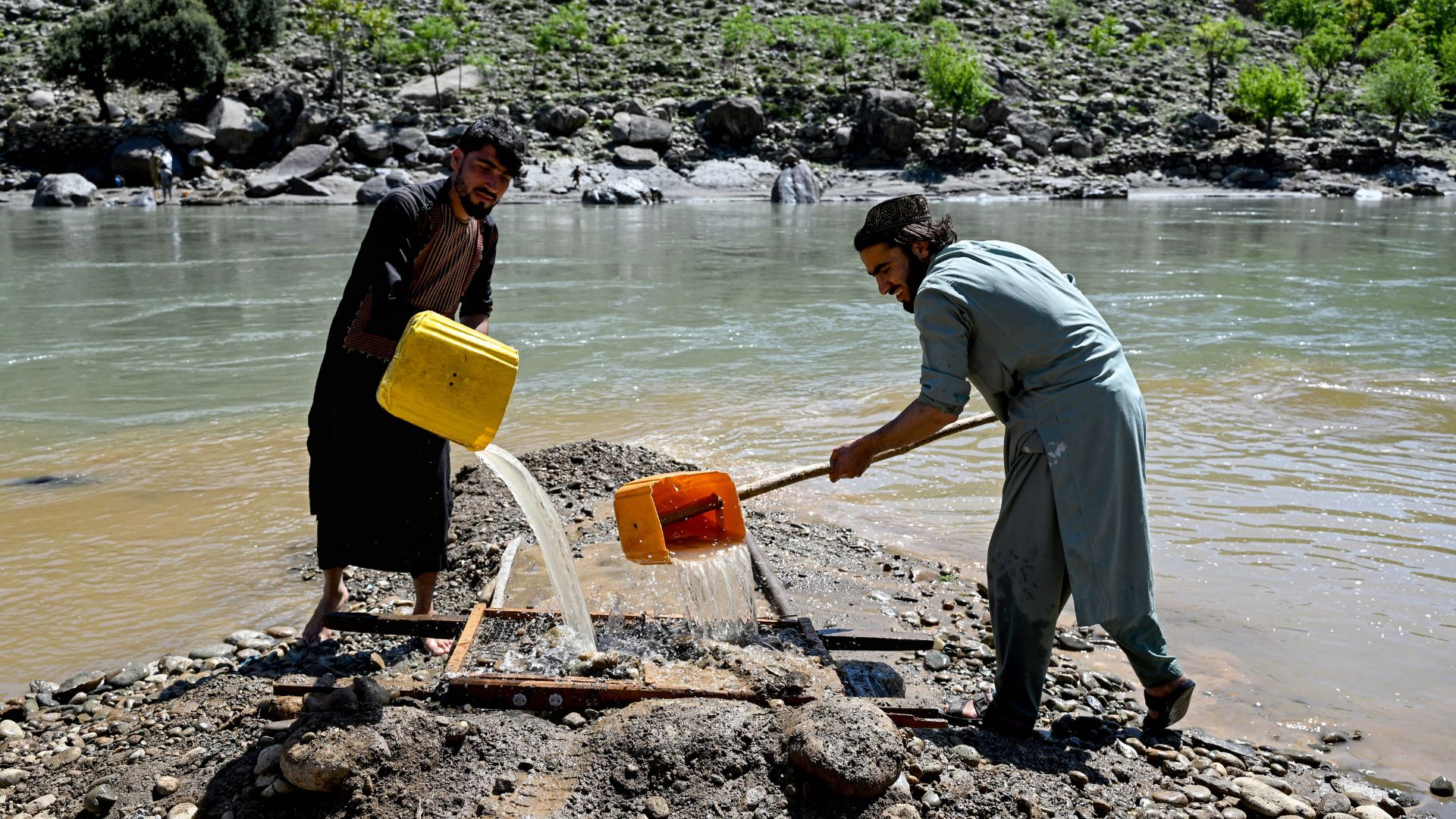 गेहूं के दाने बराबर सोना उगल रही अफगानिस्तान की एक नदी, मजदूरी छोड़ हर दिन किस्मत 'छान' रहे हजारों लोग- PHOTO