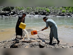 गेहूं के दाने बराबर सोना उगल रही अफगानिस्तान की एक नदी, मजदूरी छोड़ हर दिन किस्मत 'छान' रहे हजारों लोग- PHOTO