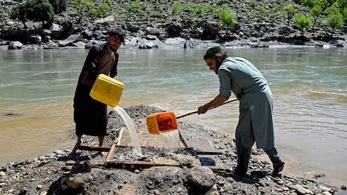 गेहूं के दाने बराबर सोना उगल रही अफगानिस्तान की एक नदी, मजदूरी छोड़ हर दिन किस्मत 'छान' रहे हजारों लोग- PHOTO
