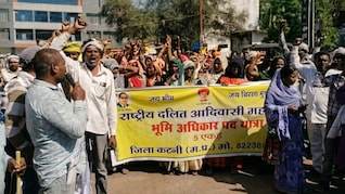 75 किमी पैदल चलकर कलेक्ट्रेट पहुंचे आदिवासी, जमीन के अधिकार को लेकर फूटा गुस्सा